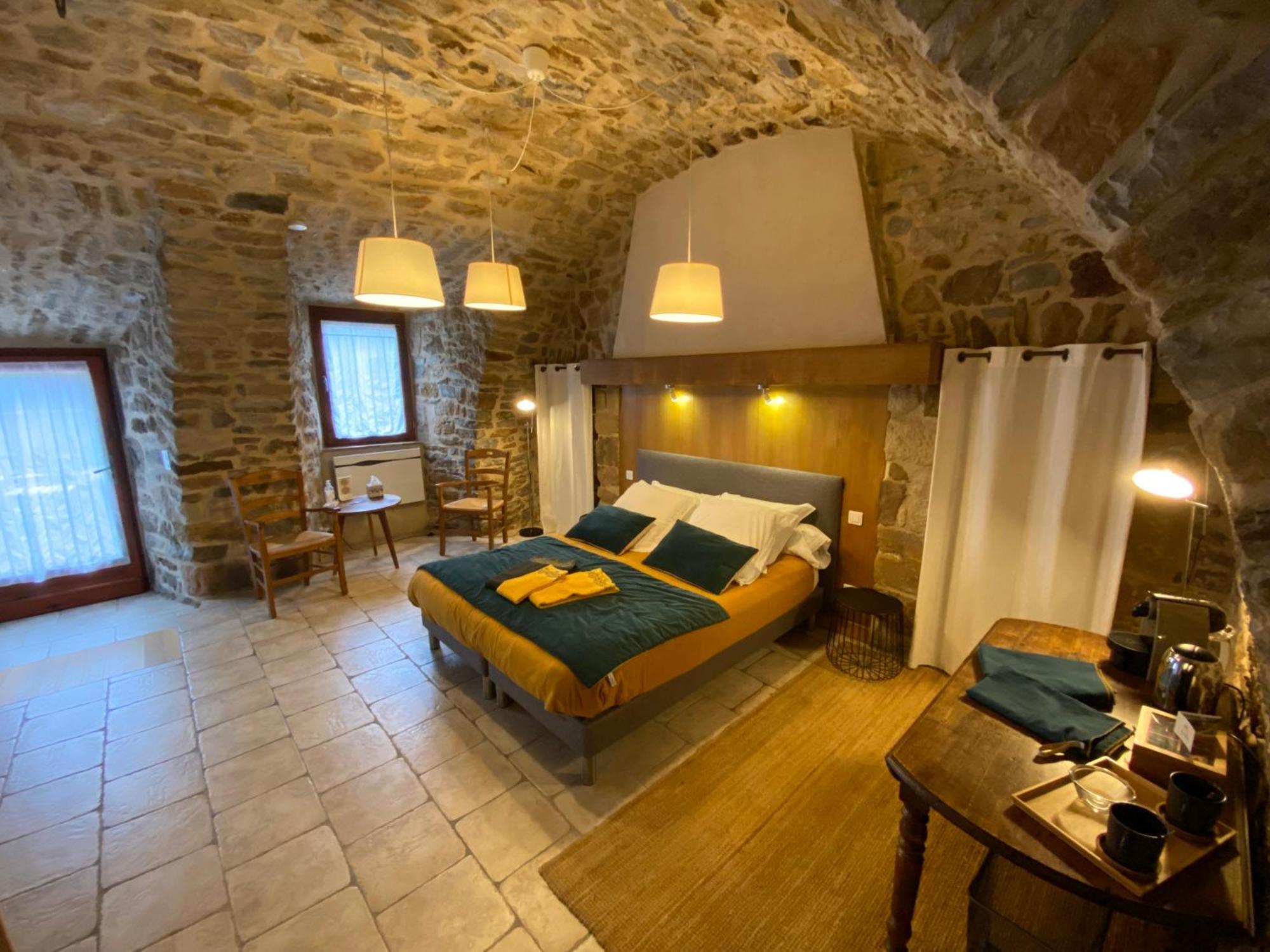 Les Caselles, Gite Et Maison D'Hotes Saint-Beauzely Экстерьер фото